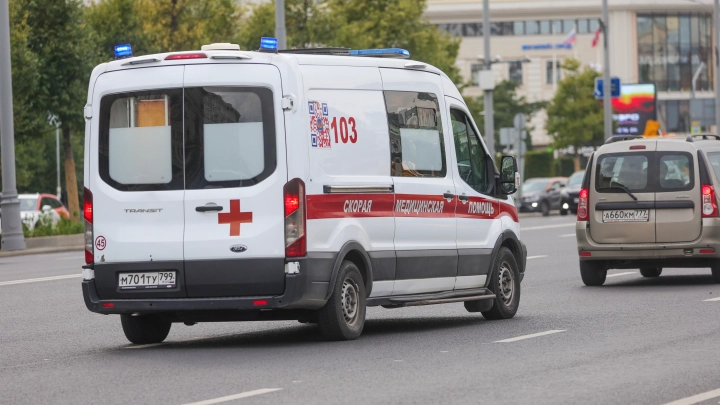 Два человека пострадали в ДТП с машиной скорой помощи и трактором в Москве