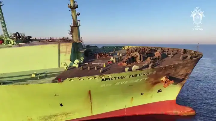 СК показал на видео атакованный Украиной русский газовоз Арктик Метагаз