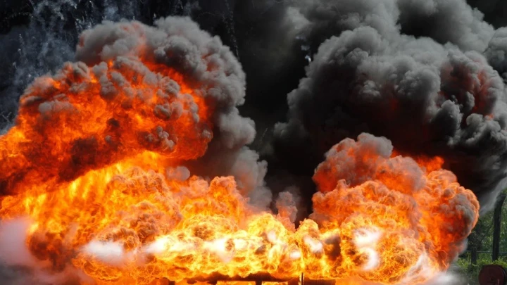 Что происходит?!: Киев трясёт от странных взрывов – сирены молчат. Десятки дронов ворвались на территорию Украины. Первые кадры