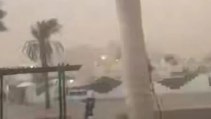 Песчаные бури и ливни в Египте: туристы неделями сидят в отелях