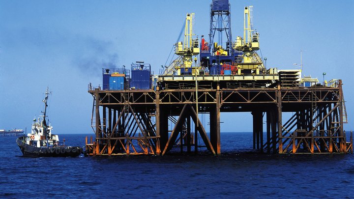 МО: Буровую установку Крым-2 в Черном море атаковала украинская ДРГ на 14 катерах