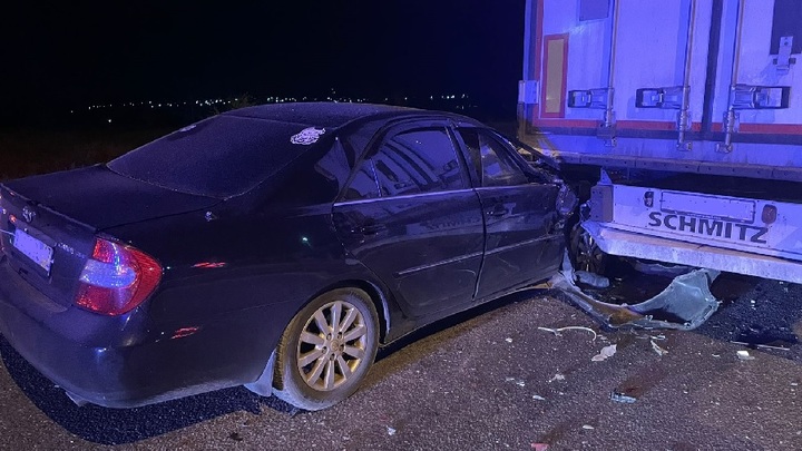 На трассе М-5 Самарской области Toyota Camry залетела под грузовик