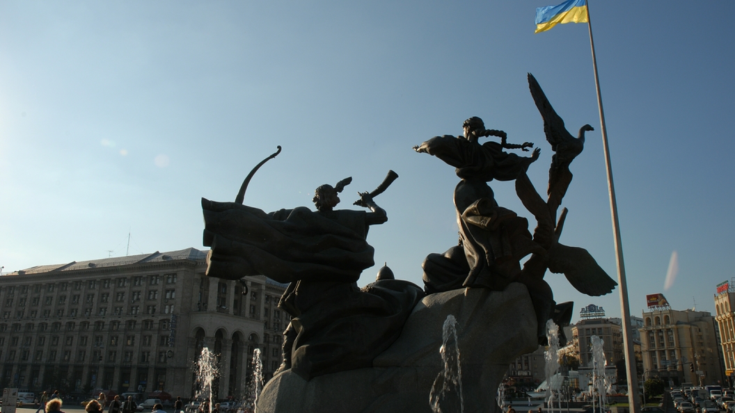 Украинские военные сковали себя в знак протеста у здания Минобороны Украинские военные сковали себя в знак протеста у здания Минобороны