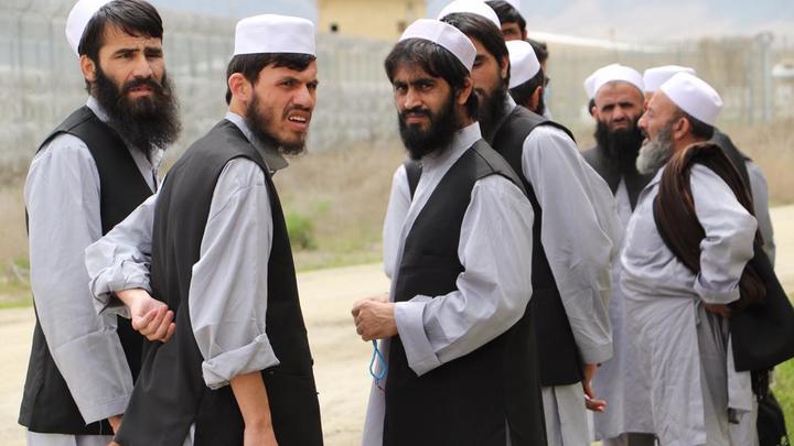 Побежали с корабля: США спешно вывозят своих из окружённого талибами Кабула