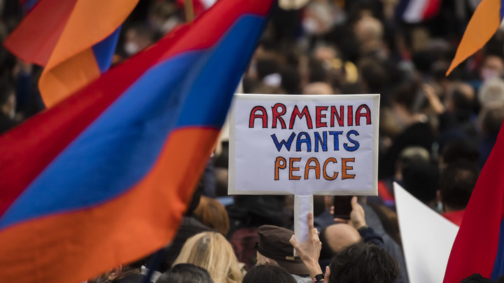 Священная корова сбежала из Индии в Армению: Во всём оказались виноваты русские миротворцы