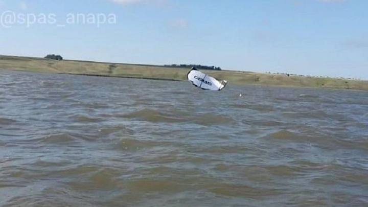 В Анапе спасатели доставили экстремала из центра Кизилташского лимана