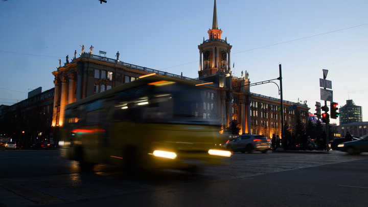 В Екатеринбурге из-за ДТП у здания администрации парализовано движение трамваев