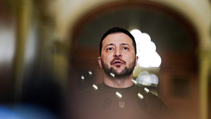 Зеленский выполняет волю трёх кураторов. Подполковник США объяснил зачем