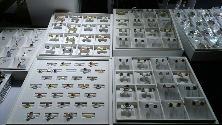 Ограбление по-турецки: Вор с 3 кг золота три дня прятался от полиции под потолком ювелирного салона