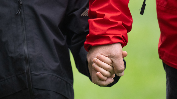 Родители сорвались: Обидчику сына устроили взбучку на глазах всего двора