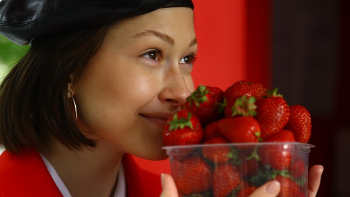 Подошла, а она в пятнах, без сознания: Малышка съела клубнику и через час умерла