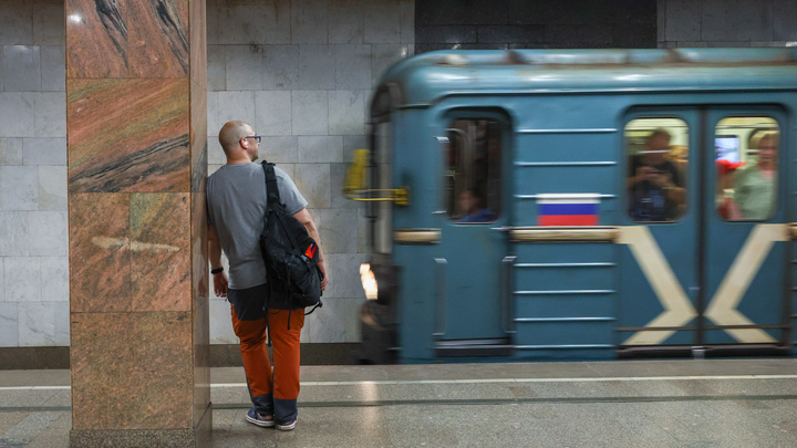 В метро Екатеринбурга остановили движение поездов из-за человека, попавшего под состав