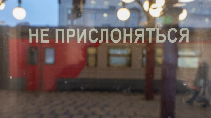 Подростки сломали сиденья в московской электричке и выкинули их на ходу