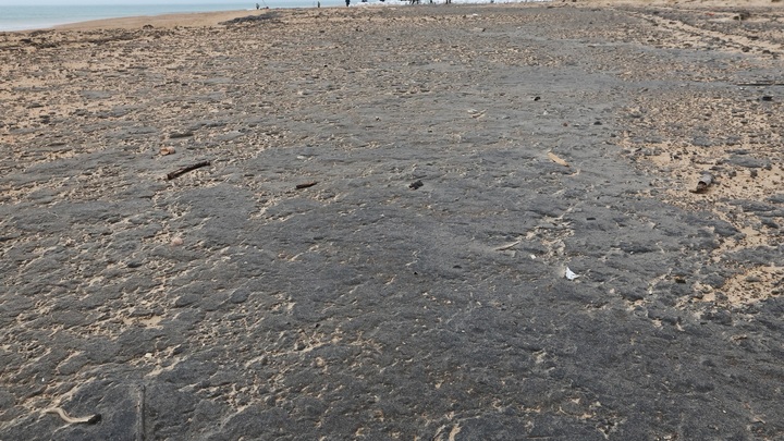 Нефтяное пятно обнаружено в 1,5 км от берега центрального пляжа Анапы