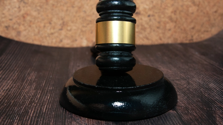 Новосибирец похитил более 10 млн рублей на сделках и сбежал Таиланд