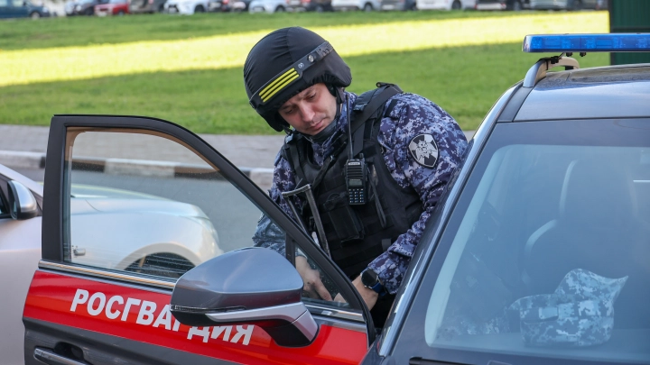 В Екатеринбурге Росгвардия оцепила салон из-за подозрительной сумки
