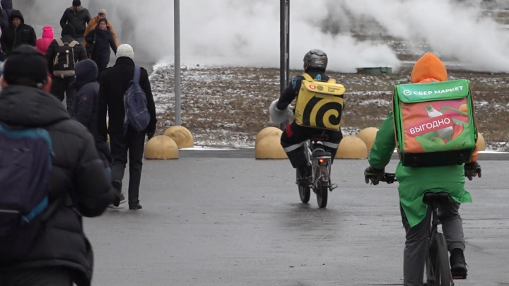 Жёлтая форма как маскировка: что на самом деле в сумке доставщика