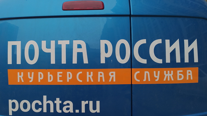 На Ново-Московском тракте движение почти заблокировано фурой «Почты России»