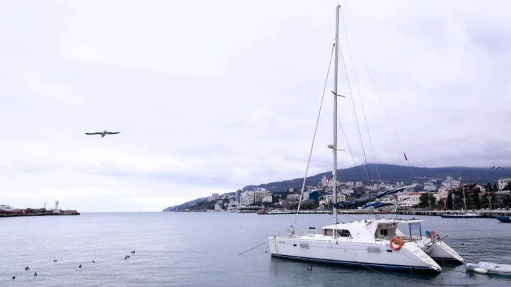 Огромная суперяхта полыхает в порту Сен-Тропе. Прогнозы печальные