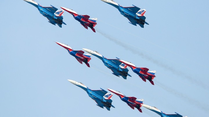 В небе над Новосибирском пролетели Русские витязи
