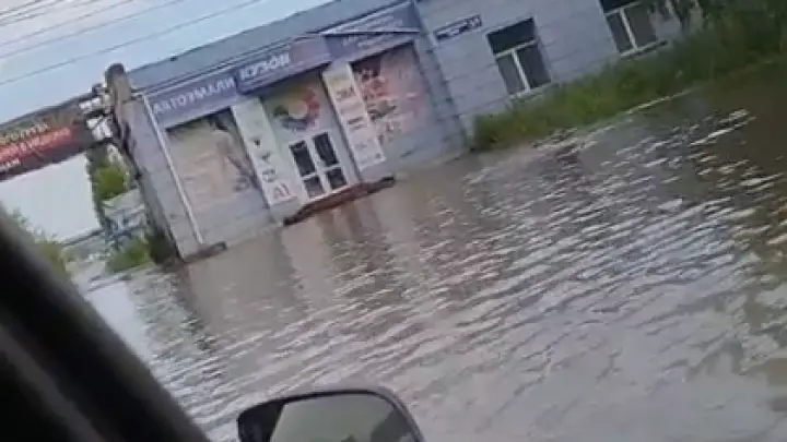 В затопленном Челябинске ко входу в автобус подгоняют погрузчик