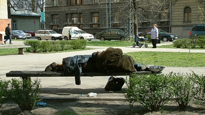 В Самаре займутся одинокой пенсионеркой, живущей на скамейке у Воронежских озёр