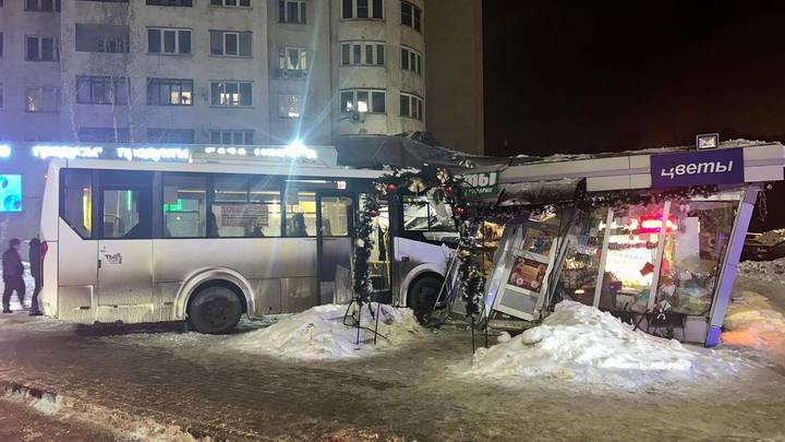 В Балашихе автобус протаранил цветочный павильон