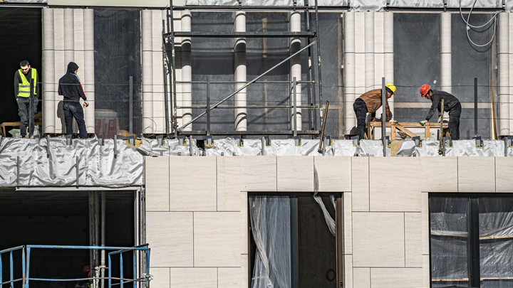 Жильё, но не для жизни: Журналистка побывала в новом ЖК-рекордсмене, где солнца не бывает вообще