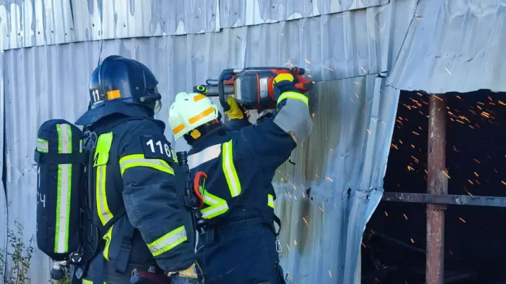 На пожаре в мебельном цехе в Челябинске погиб человек