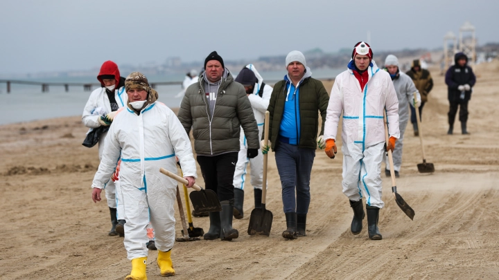 Нефть взяли в кольцо. Достроен вал вокруг мыса Панагия