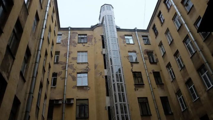 В Петербурге, несмотря на запрет властей, продолжили строительство рядом с домом Чубакова