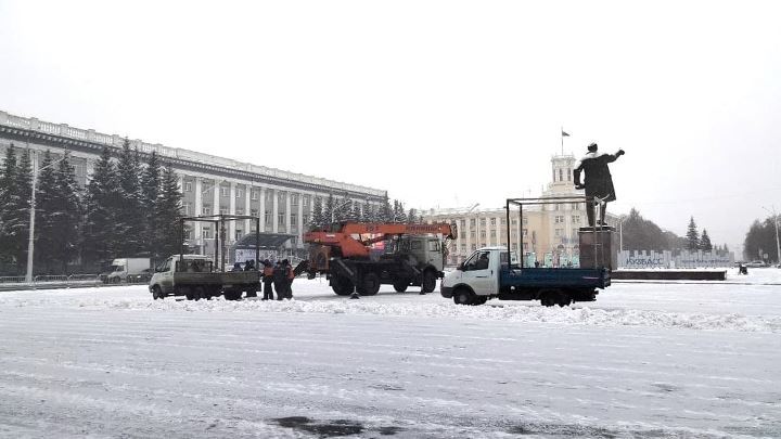 В Кемерове приступили к установке новогодней ели на площади Советов