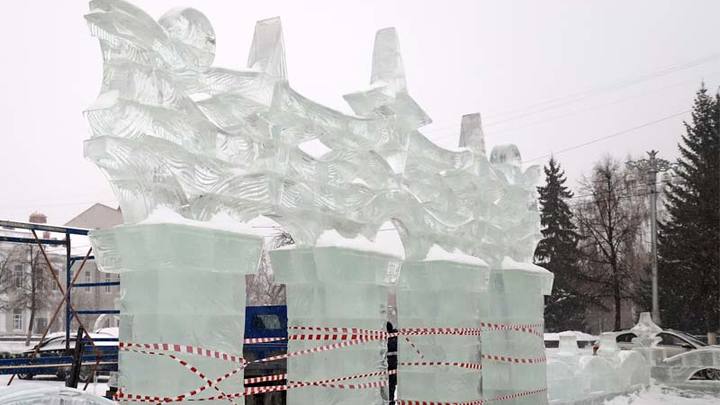 В Кургане разрушается ледовый городок