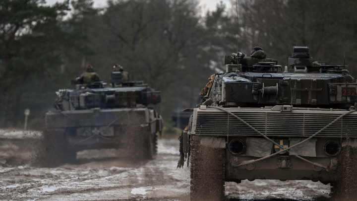 «Леопарды» уже здесь: Российские военные затопили танк Leopard в болоте под Херсоном (Видео)