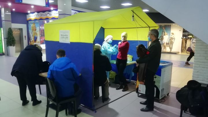 Временные пункты вакцинации в торговых центрах Читы продолжают свою работу