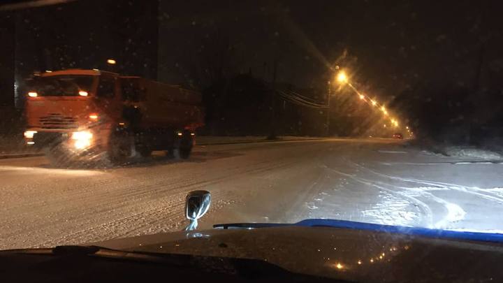 Читинские дорожные службы всю ночь убирали снег с дорог