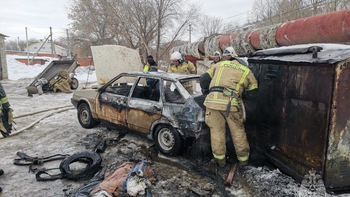 В Самарской области на территории гаражного кооператива пожарные тушили легковушку