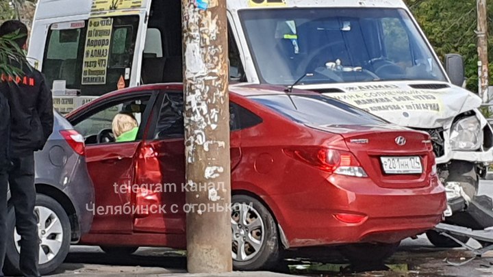 Мужчина выбил зубы: маршрутка врезалась в иномарку в Челябинске