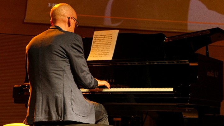 В Лондоне русского музыканта наказали за музыку