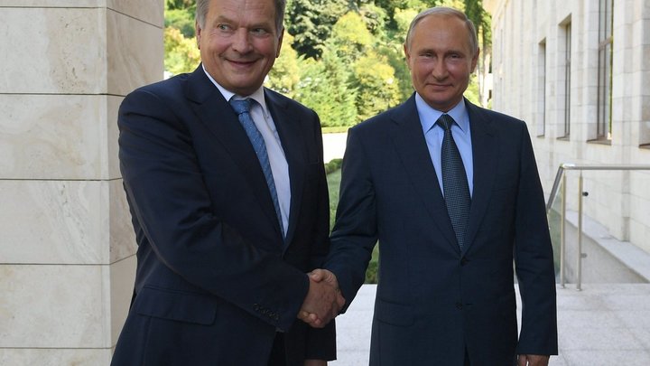 Путин с яхты показал президенту Финляндии черноморских дельфинов