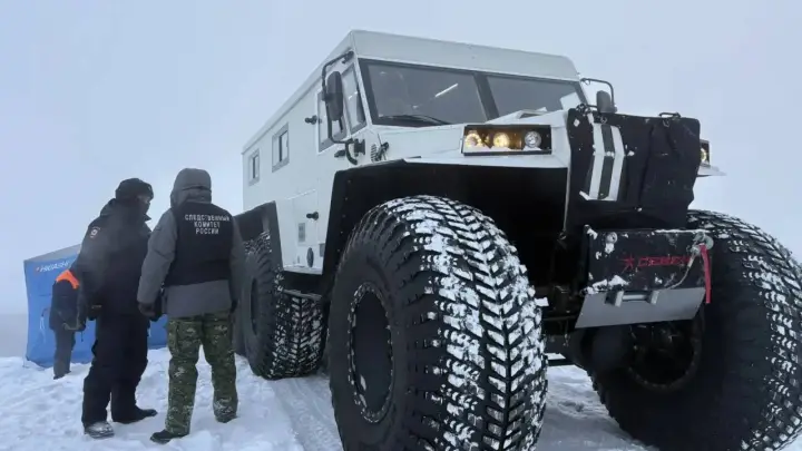 В Якутске два человека провалились под лед в машине и погибли