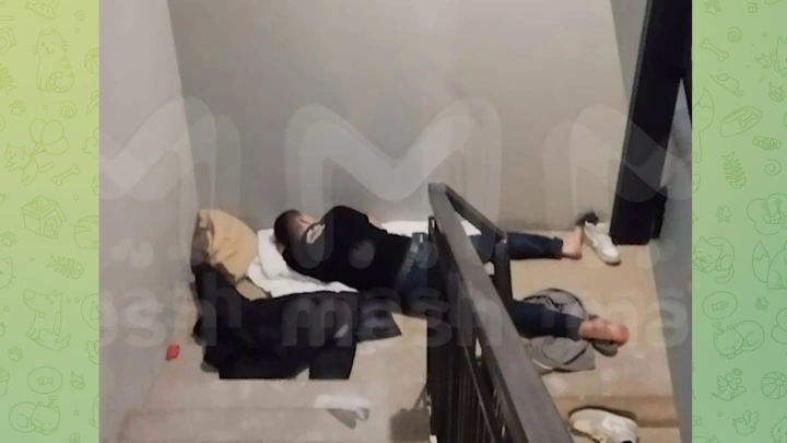 Звезда Дома-2 полгода жил в подъезде дома в Подмосковье и ходил голышом