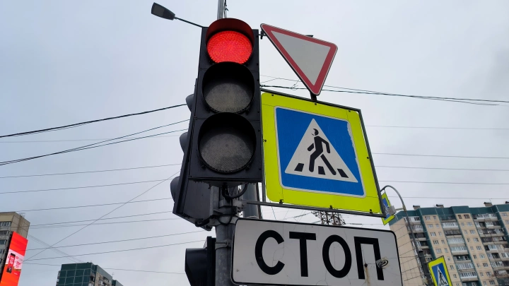 В Архангельске установили новые светофоры и нанесли дорожную разметку
