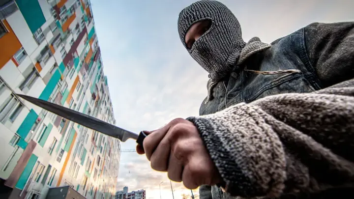 В Пермском крае 17‑летний школьник напал с ножом на учительницу: женщина на грани