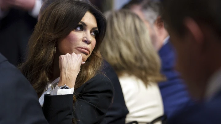 Посол США в Греции явилась на дипломатическую встречу в откровенном наряде