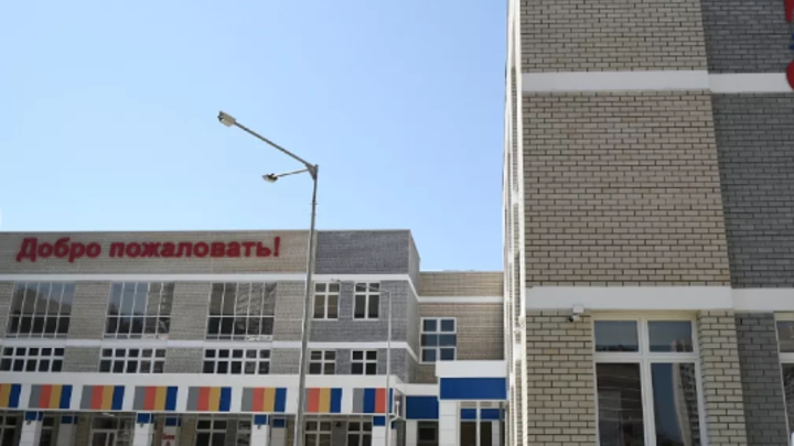 В Краснодаре новую школу на 1550 мест в микрорайоне Гидростроителей оснащают оборудованием