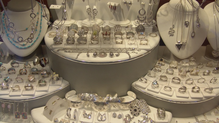 Ювелиры заявили, что казашки сметают с прилавков изделия, которые не пользуются спросом в России