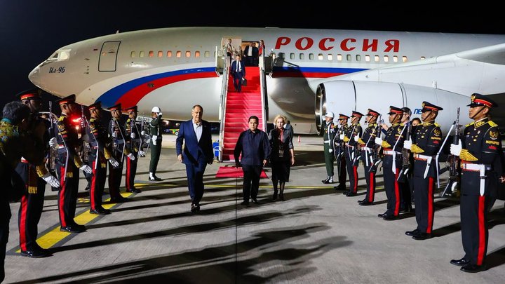 Лавров вылетел в Россию после первого дня саммита