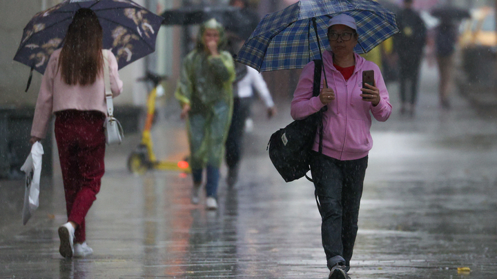 Мощный ливень в Москве: затоплены дороги, водой заливает метро