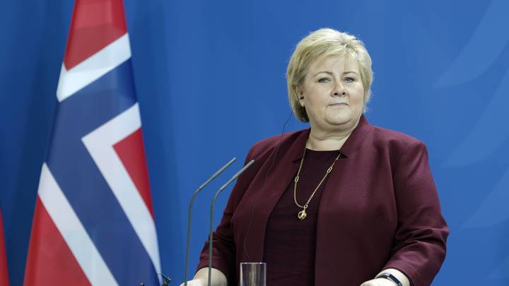Вот вам и крики феминисток: В соцсети обсудили, как премьер Норвегии радостно схватила букет от российских чиновников - видео
